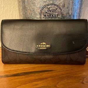COACH LEATHER WALLET. USED BUT LOTS OF USE LEFT!